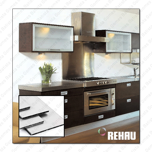 Rodap� pl�stico com revestimento a alum�nio ou melamina para m�veis de cozinha
